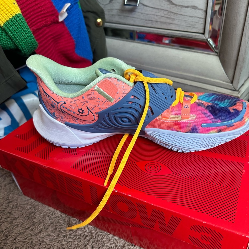 Kyrie low 3